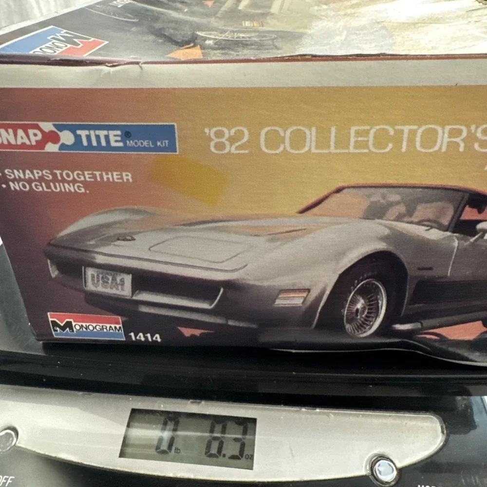 Monogram 1982 Vette Model Kit 1/24 Silver Snap Tite Corvette 1414 Parts